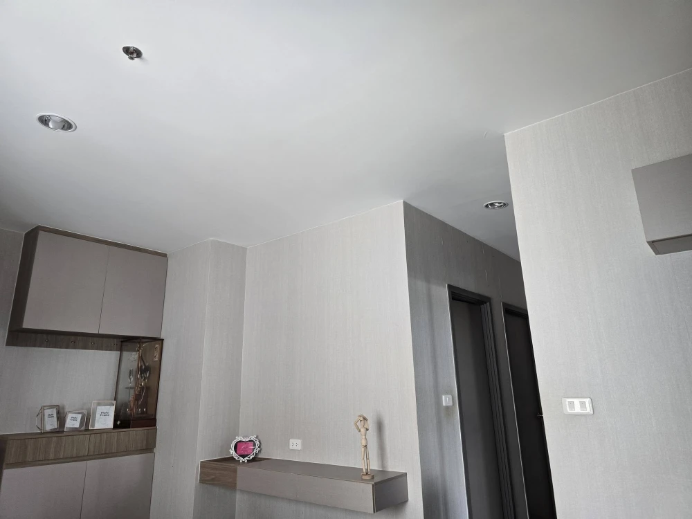 For sale or rent: IDEO Thaphra Interchange, 5th floor. This floor has higher ceilings than other floors because it's located on the parking level with
