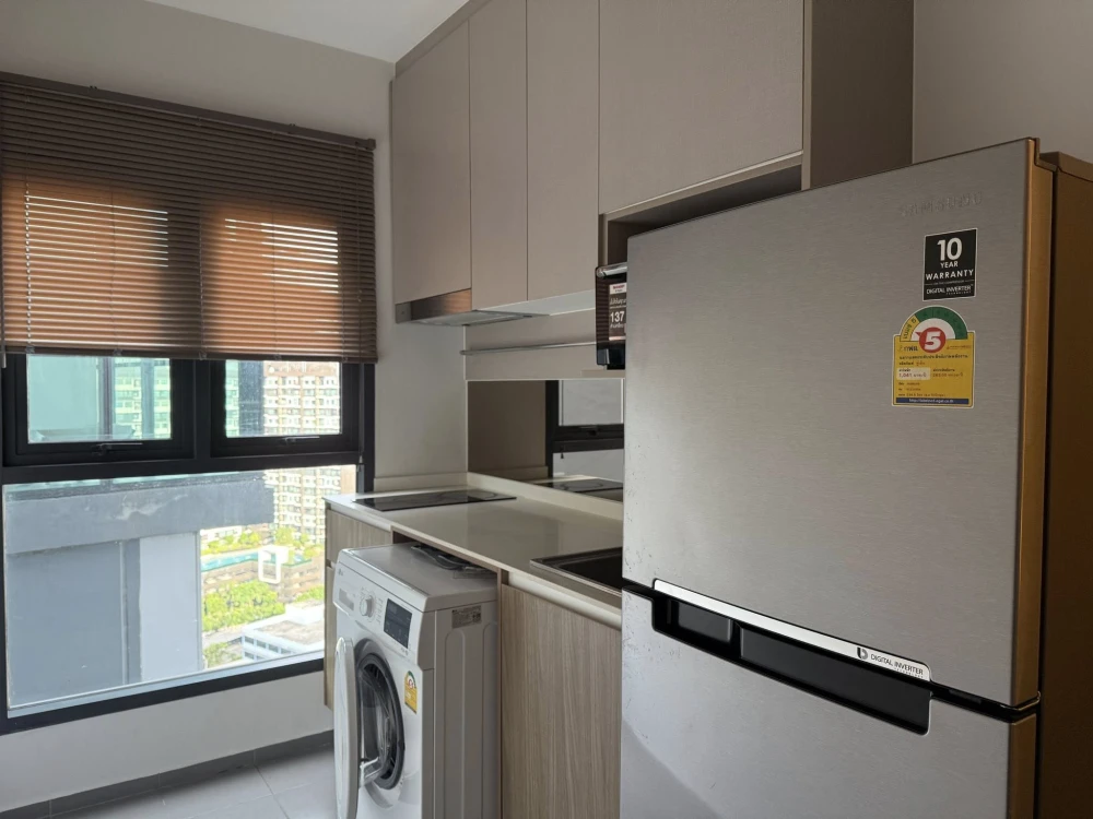 For sale or rent at Ideo Thaphra Interchange. The room is on a very high floor, with great ventilation. Same floor as the common area. Super convenien