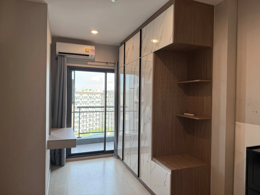 For sale or rent at Ideo Thaphra Interchange. The room is on a very high floor, with great ventilation. Same floor as the common area. Super convenien