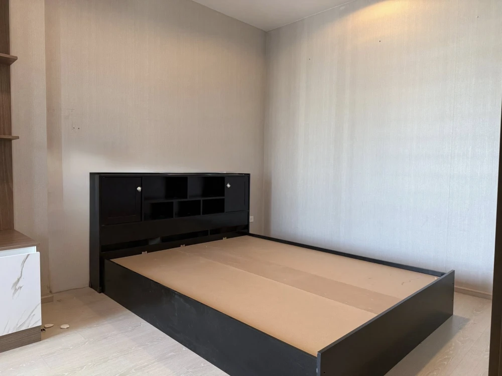 For sale or rent at Ideo Thaphra Interchange. The room is on a very high floor, with great ventilation. Same floor as the common area. Super convenien