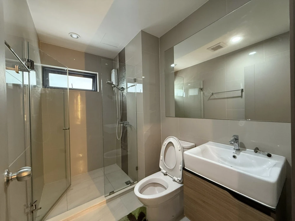 For sale or rent at Ideo Thaphra Interchange. The room is on a very high floor, with great ventilation. Same floor as the common area. Super convenien