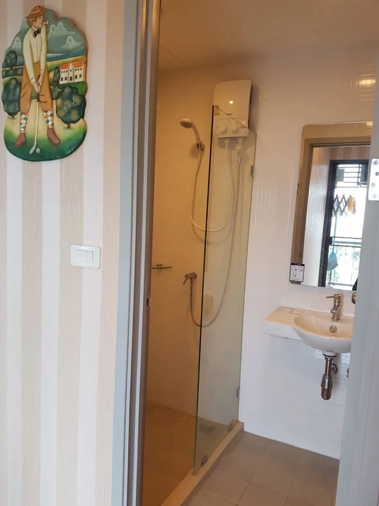 For sale or rent: Ideo Wutthakat, built-in decoration, granite floor, north facing, not hot, not next to the garbage room, must arrange.