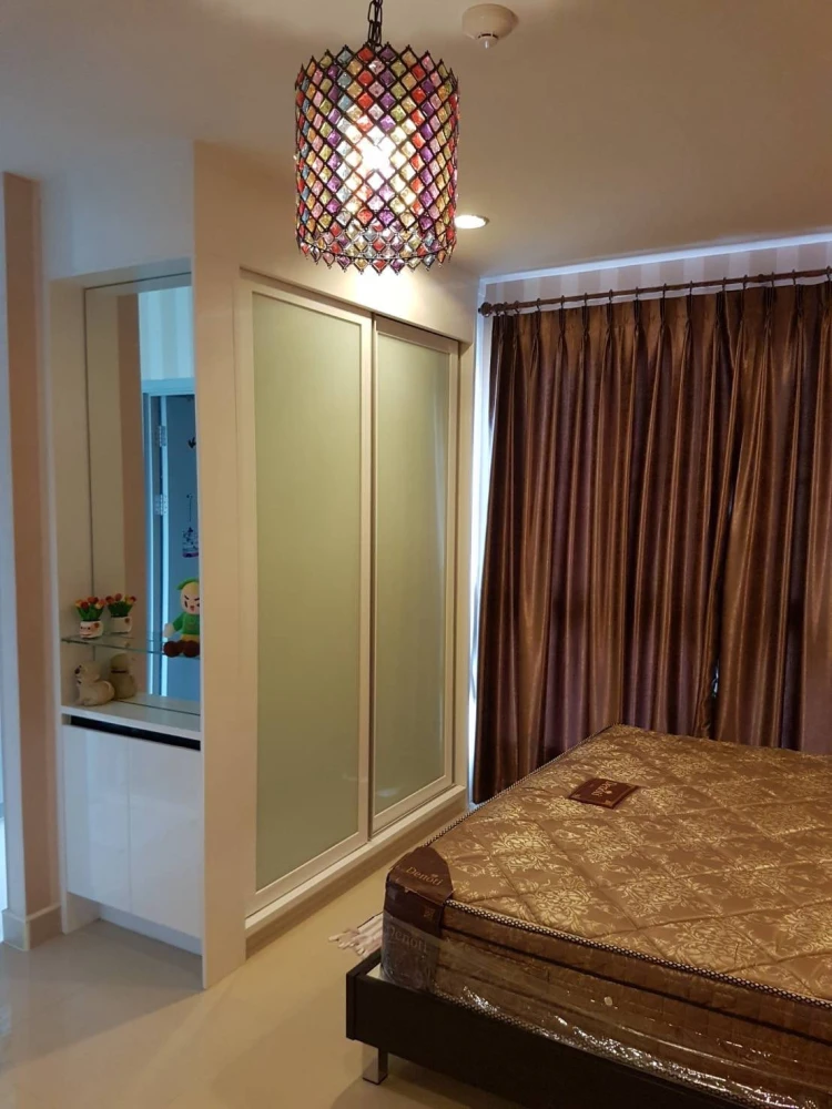 For sale or rent: Ideo Wutthakat, built-in decoration, granite floor, north facing, not hot, not next to the garbage room, must arrange.