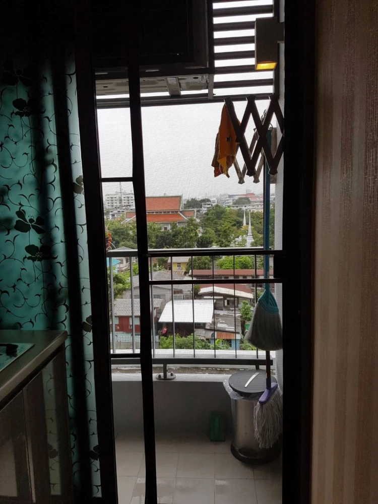 For sale or rent: Ideo Wutthakat, built-in decoration, granite floor, north facing, not hot, not next to the garbage room, must arrange.