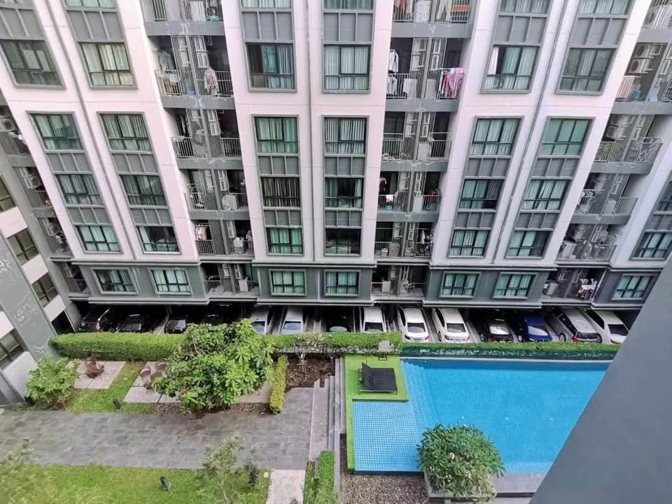 For sale or rent: Kensington Laem Chabang, Building B, 6th floor, size 35 square meters, corner room with pool view, meets all needs.