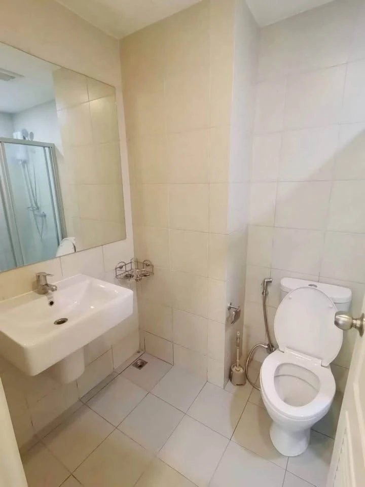 For sale or rent: Kensington Laem Chabang, Building B, 6th floor, size 35 square meters, corner room with pool view, meets all needs.