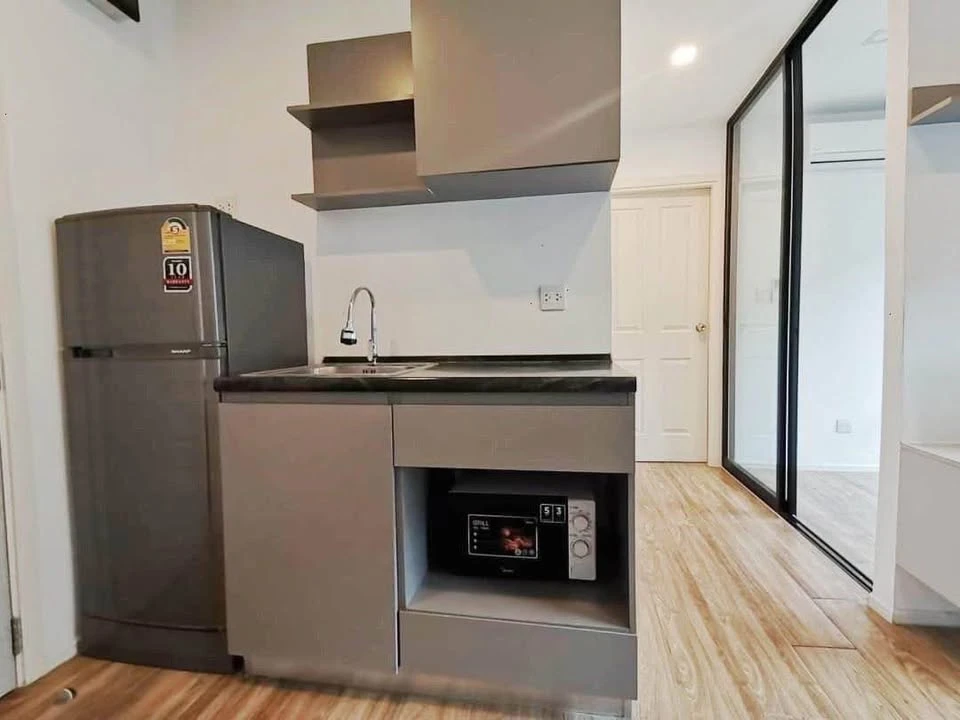 For sale or rent: Kensington Laem Chabang, Building B, 6th floor, size 35 square meters, corner room with pool view, meets all needs.