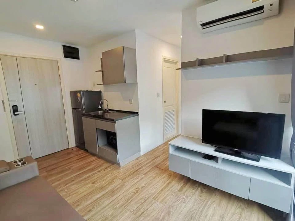 For sale or rent: Kensington Laem Chabang, Building B, 6th floor, size 35 square meters, corner room with pool view, meets all needs.