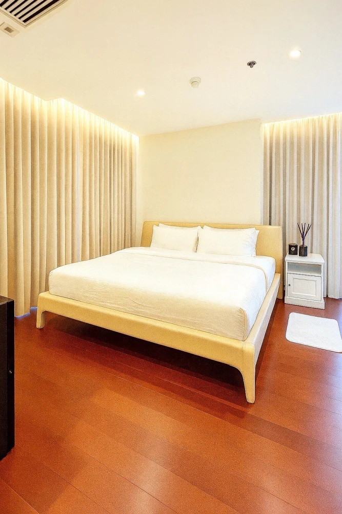 For sale or rent: Khun by Yoo, 8th floor (Thonglor view). Designed by Philippe Starck, this exceptional property is not to be missed.
