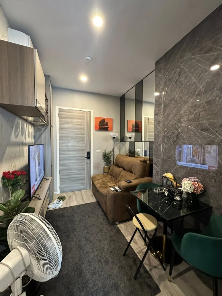 For sale, for rent Knightsbridge Collage Ramkhamhaeng, beautifully decorated room, with good wallpaper, great price, book now.