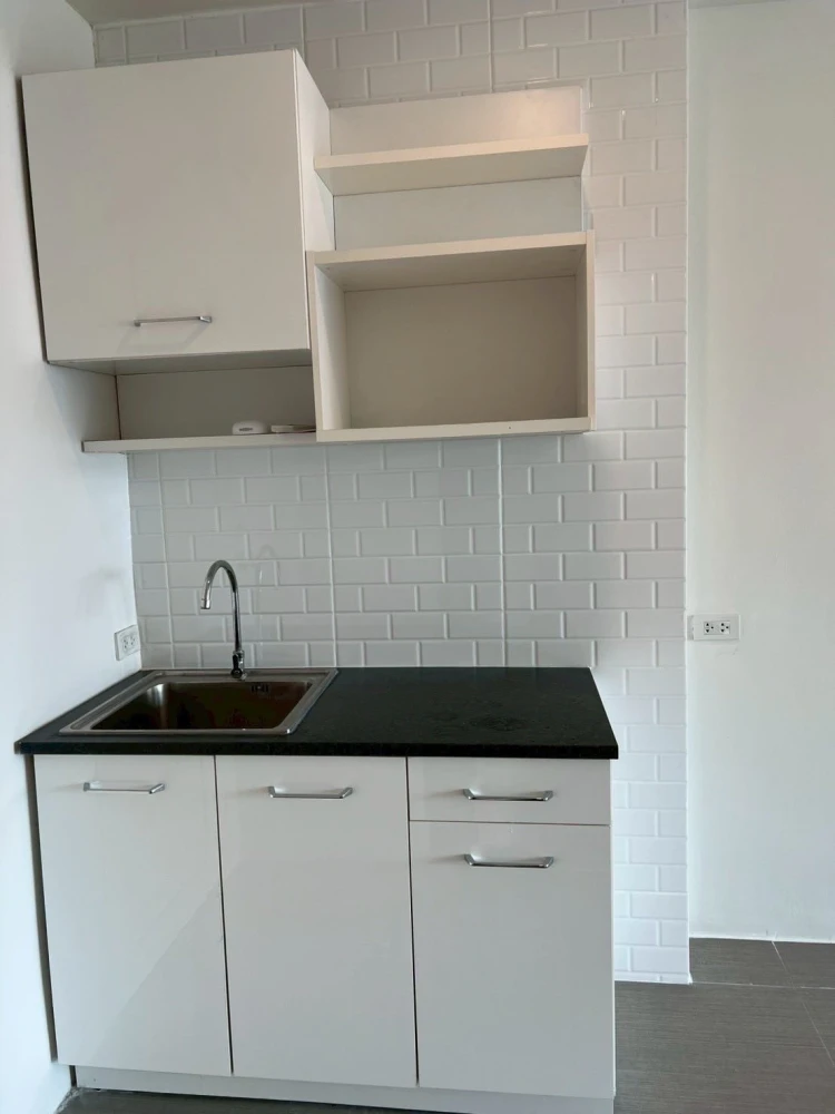 For sale or rent: La Maison Phaholyothin 24. Nice rooms, great location, convenient transportation. What are you waiting for?