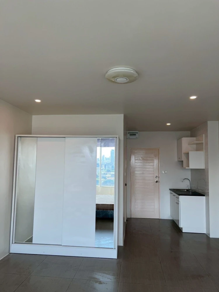 For sale or rent: La Maison Phaholyothin 24. Nice rooms, great location, convenient transportation. What are you waiting for?