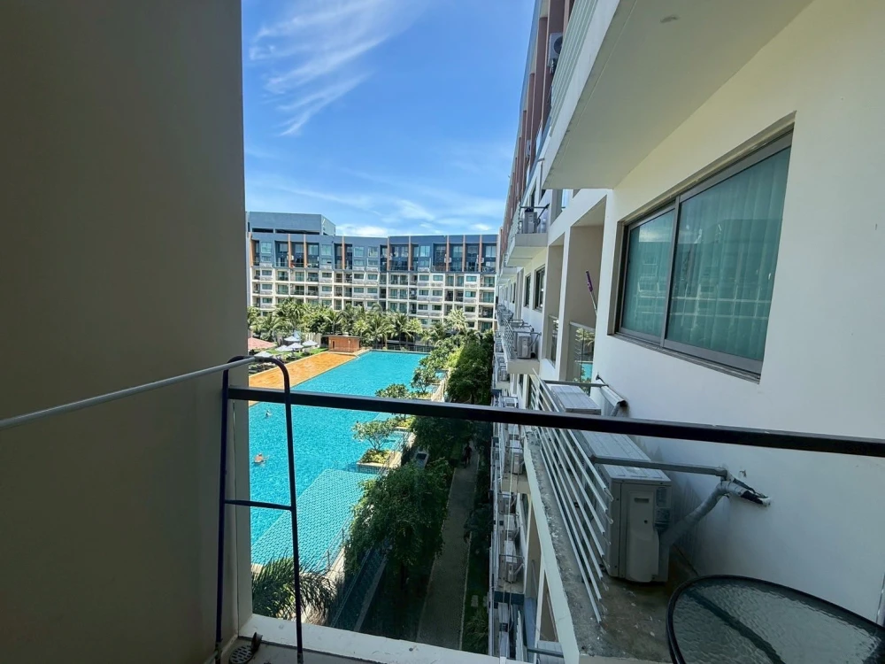For sale or rent: Laguna Beach Resort 2 (Jomtien), swimming pool view room, fully furnished, ready to move in immediately.