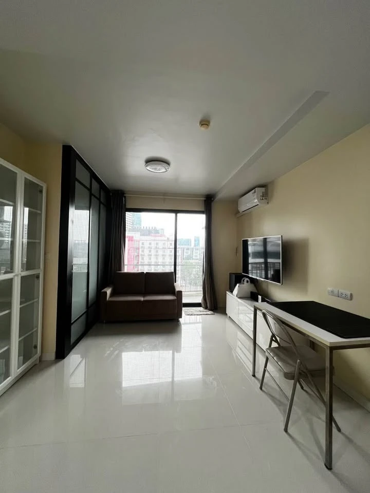 For sale or rent: Le Cote Sukhumvit 14. Unobstructed view, good ventilation, no tall buildings blocking the view. Fully furnished with appliances (rea