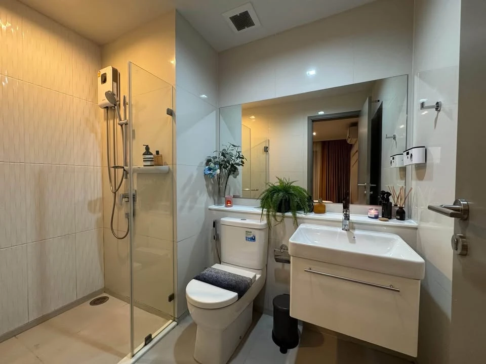 For sale or rent: Life Asoke Hype, 15th floor, beautiful unit, fully furnished and ready to move in. Book now!