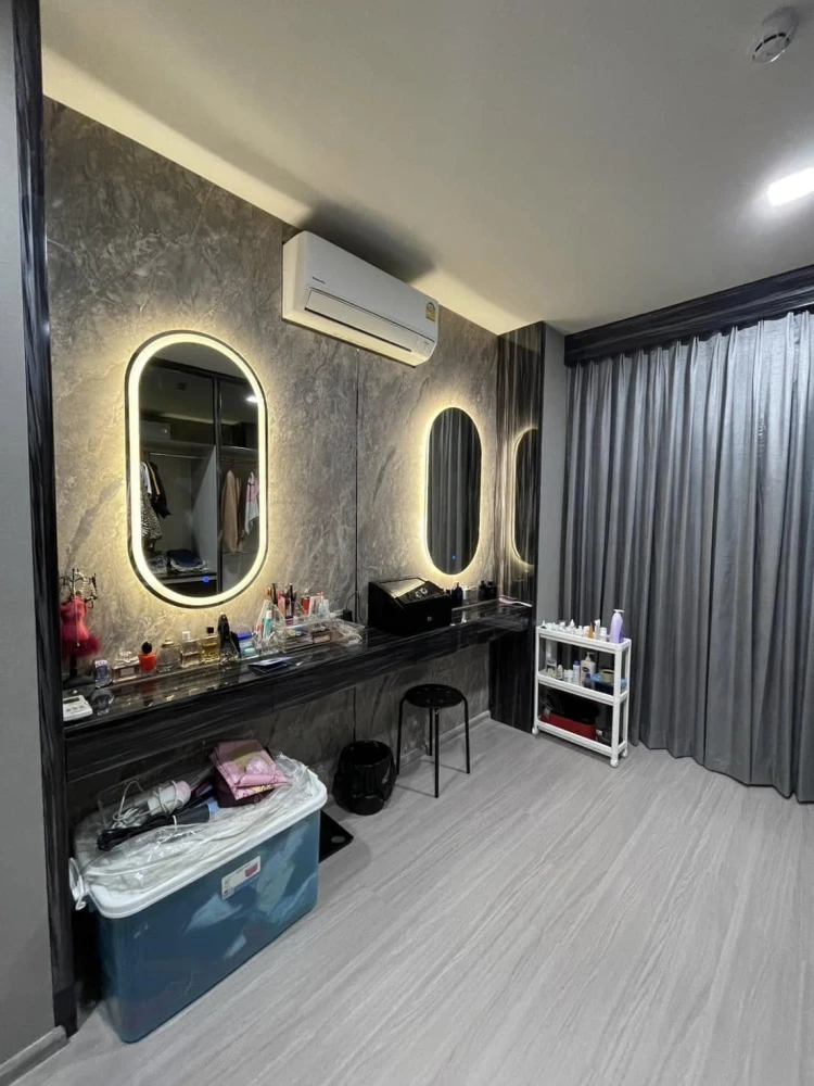 For sale, for rent, Life Asoke Hype, very high floor, decorated with simple, luxurious, expensive built-in furniture, has a large dressing room. If yo
