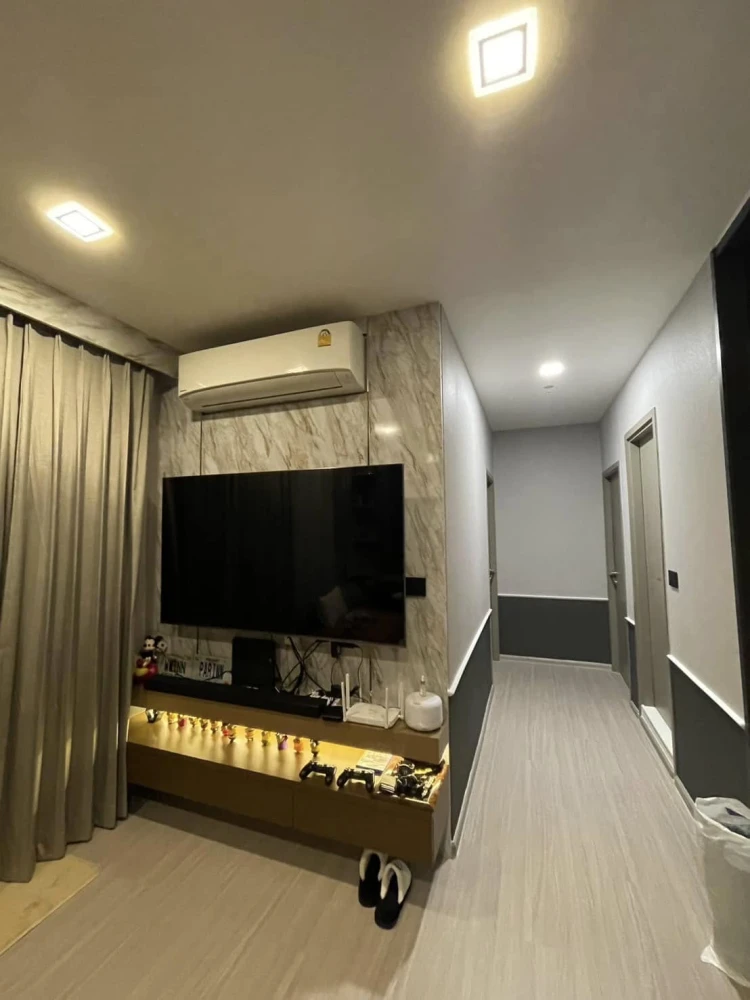 For sale, for rent, Life Asoke Hype, very high floor, decorated with simple, luxurious, expensive built-in furniture, has a large dressing room. If yo