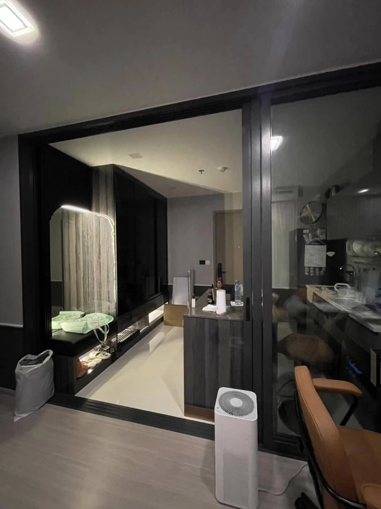 For sale, for rent, Life Asoke Hype, very high floor, decorated with simple, luxurious, expensive built-in furniture, has a large dressing room. If yo