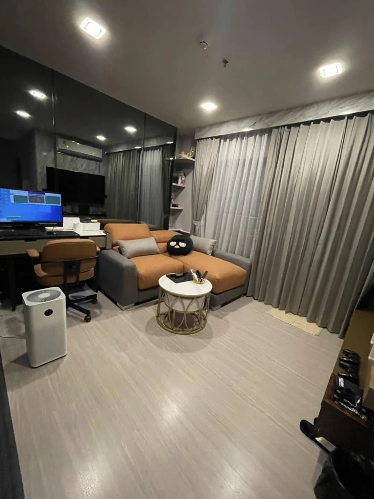For sale, for rent, Life Asoke Hype, very high floor, decorated with simple, luxurious, expensive built-in furniture, has a large dressing room. If yo