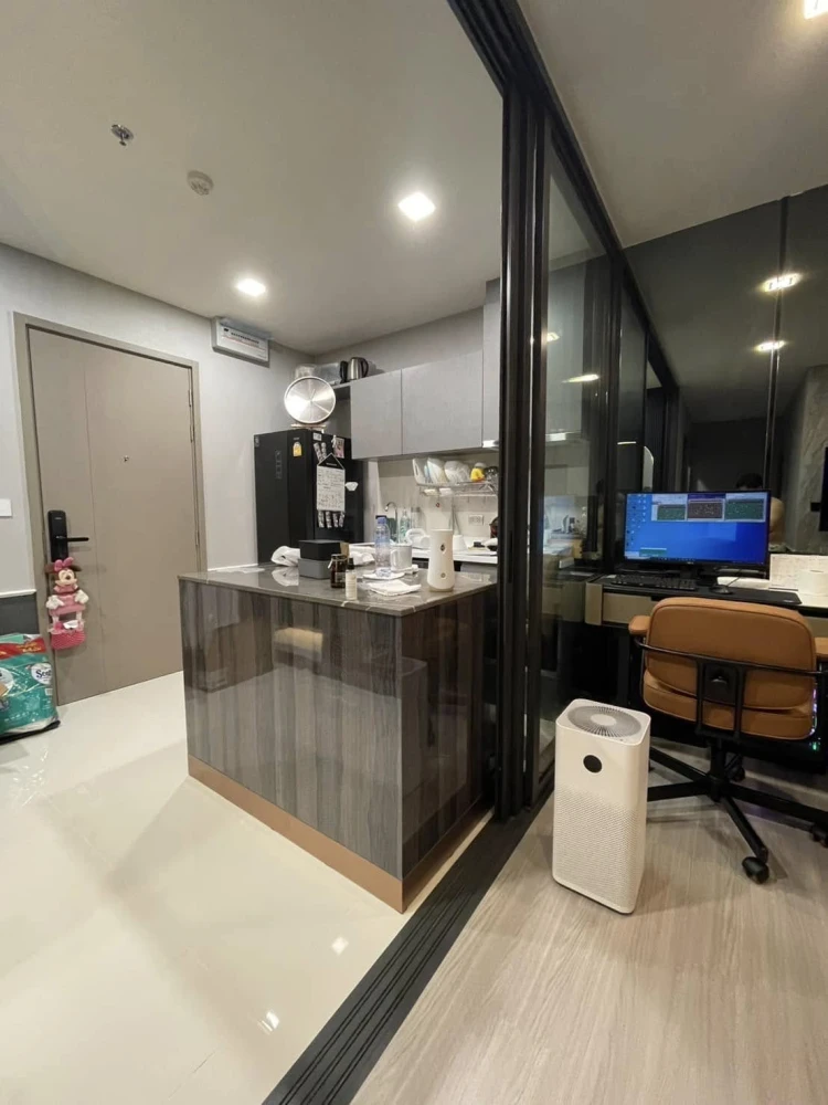 For sale, for rent, Life Asoke Hype, very high floor, decorated with simple, luxurious, expensive built-in furniture, has a large dressing room. If yo