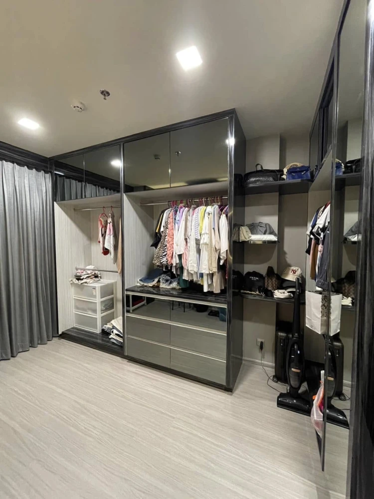 For sale, for rent, Life Asoke Hype, very high floor, decorated with simple, luxurious, expensive built-in furniture, has a large dressing room. If yo