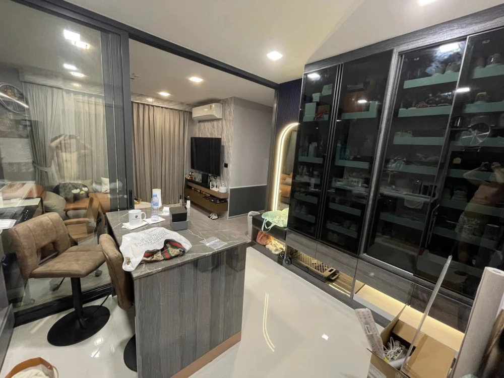 For sale, for rent, Life Asoke Hype, very high floor, decorated with simple, luxurious, expensive built-in furniture, has a large dressing room. If yo