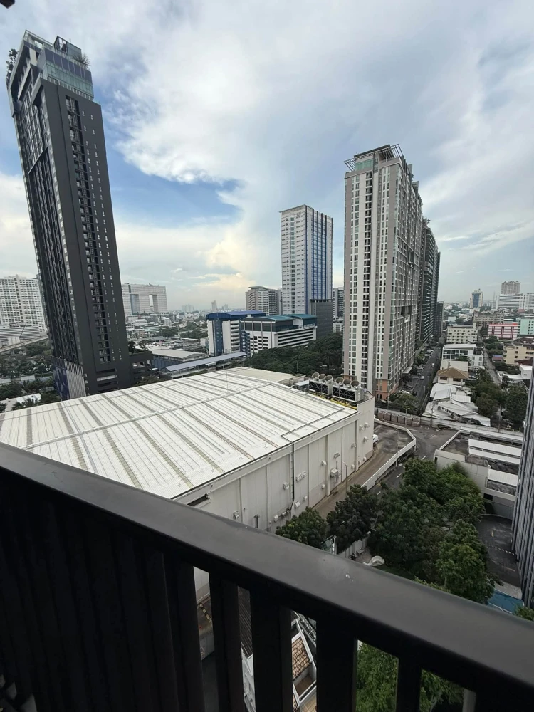 for sale or rent Life Ladprao, 16th floor, get a great view of the city. White tone room, comfortable, comfortable price. If interested, reserve now.