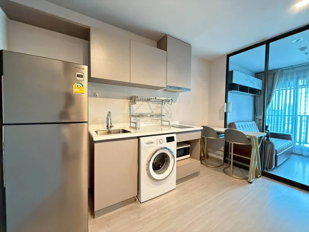 for sale or rent Life Ladprao, 16th floor, get a great view of the city. White tone room, comfortable, comfortable price. If interested, reserve now.
