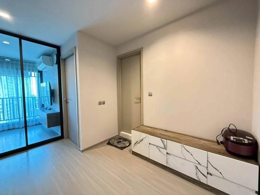 for sale or rent Life Ladprao, 16th floor, get a great view of the city. White tone room, comfortable, comfortable price. If interested, reserve now.