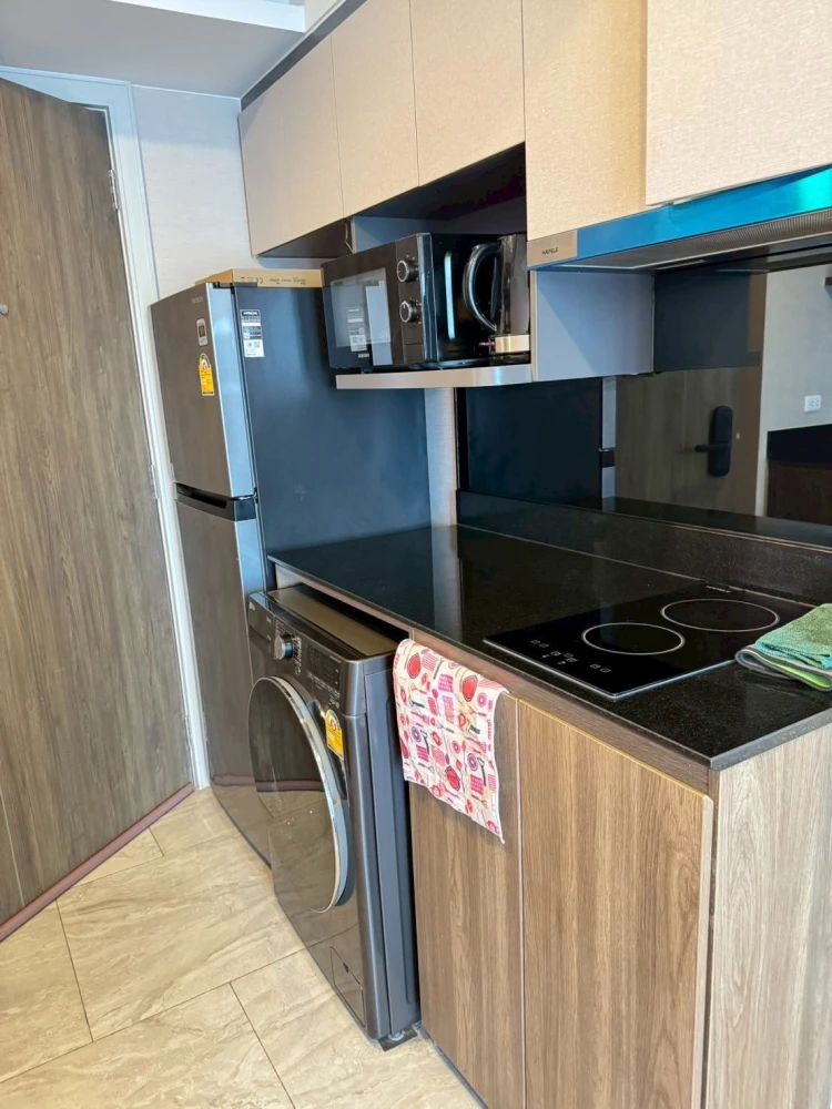 For sale or rent: LLOYD Soonvijai-Thonglor, 1-bedroom plus unit with a separate window and corner unit, very private. Reserve now!