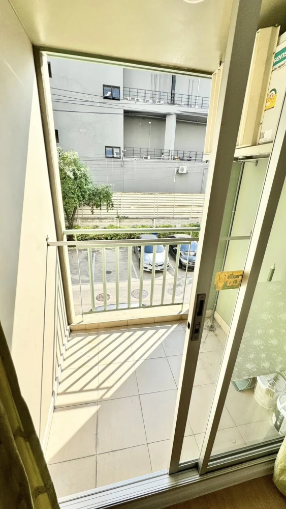 For sale or rent: Lumpini Condo Town Ramindra-Lat Pla Khao. A lovely room with complete furnishings. Just bring your bags and move in!