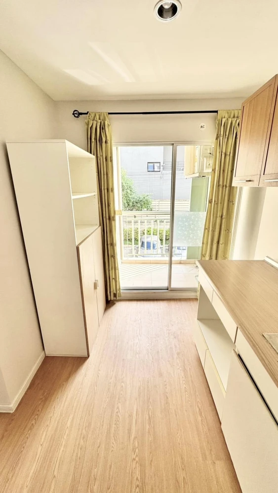 For sale or rent: Lumpini Condo Town Ramindra-Lat Pla Khao. A lovely room with complete furnishings. Just bring your bags and move in!