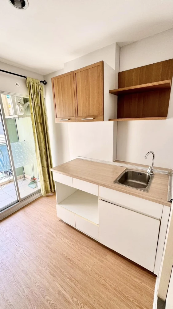 For sale or rent: Lumpini Condo Town Ramindra-Lat Pla Khao. A lovely room with complete furnishings. Just bring your bags and move in!