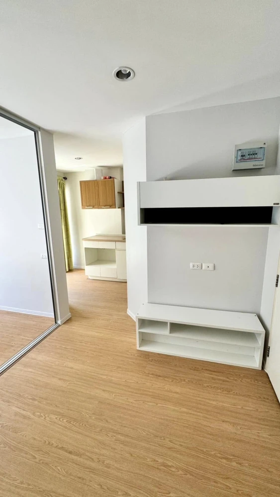 For sale or rent: Lumpini Condo Town Ramindra-Lat Pla Khao. A lovely room with complete furnishings. Just bring your bags and move in!