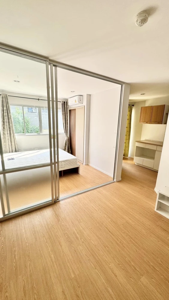 For sale or rent: Lumpini Condo Town Ramindra-Lat Pla Khao. A lovely room with complete furnishings. Just bring your bags and move in!