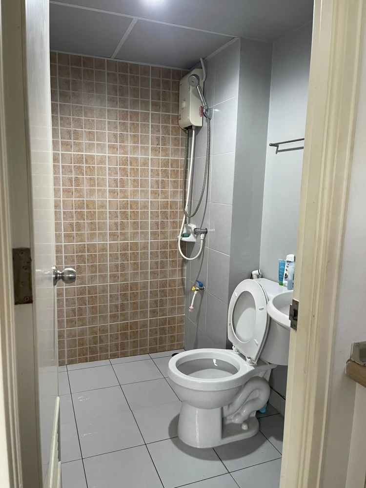 For sale or rent: Lumpini Mixx Thepharak-Srinakarin, a lovely room with complete furniture and amenities. Reserve now!