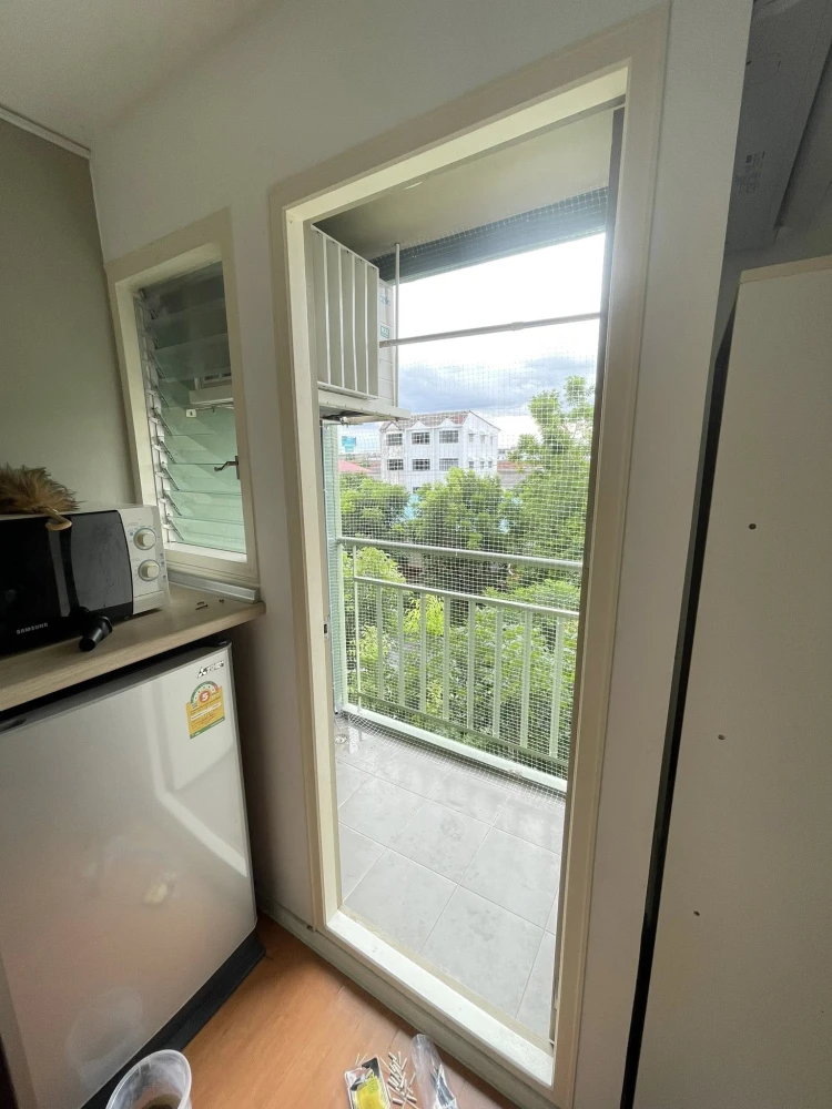 For sale or rent: Lumpini Mixx Thepharak-Srinakarin, a lovely room with complete furniture and amenities. Reserve now!