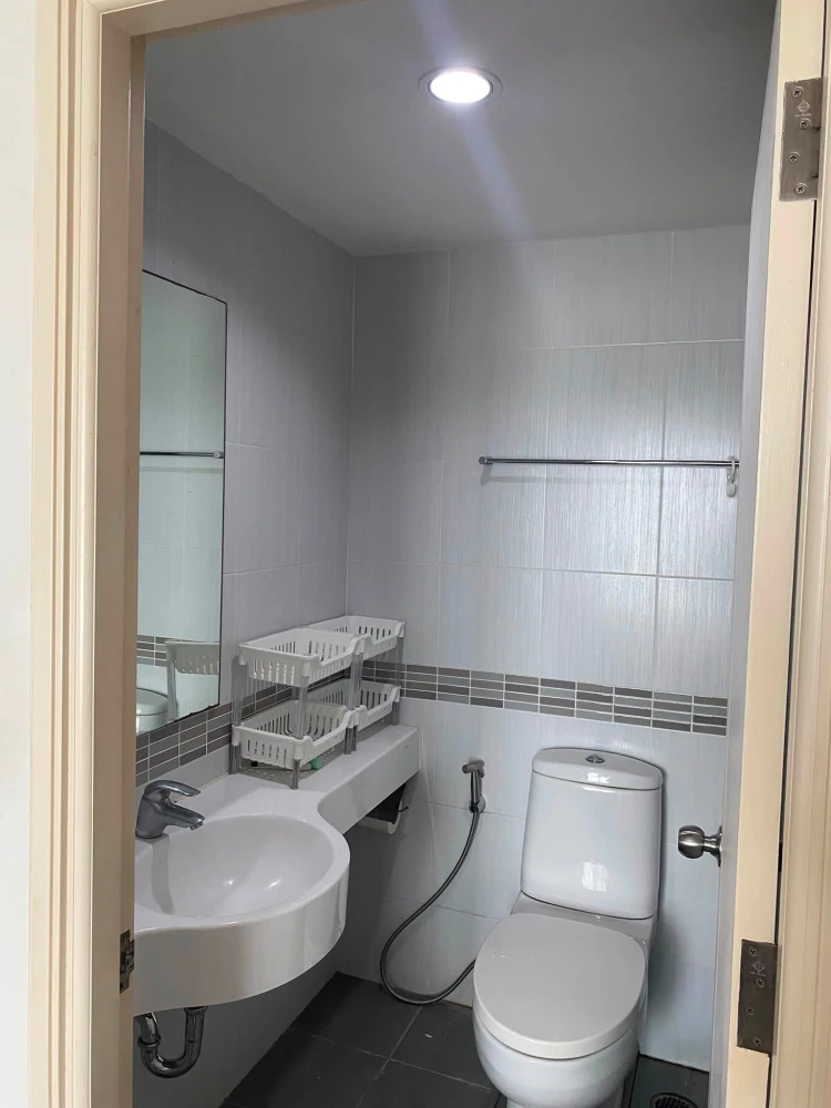 For sale or rent: Lumpini Park Rama 9-Ratchada. Large, comfortable unit on the 24th floor (top floor), corner unit, next to the fire escape, offering