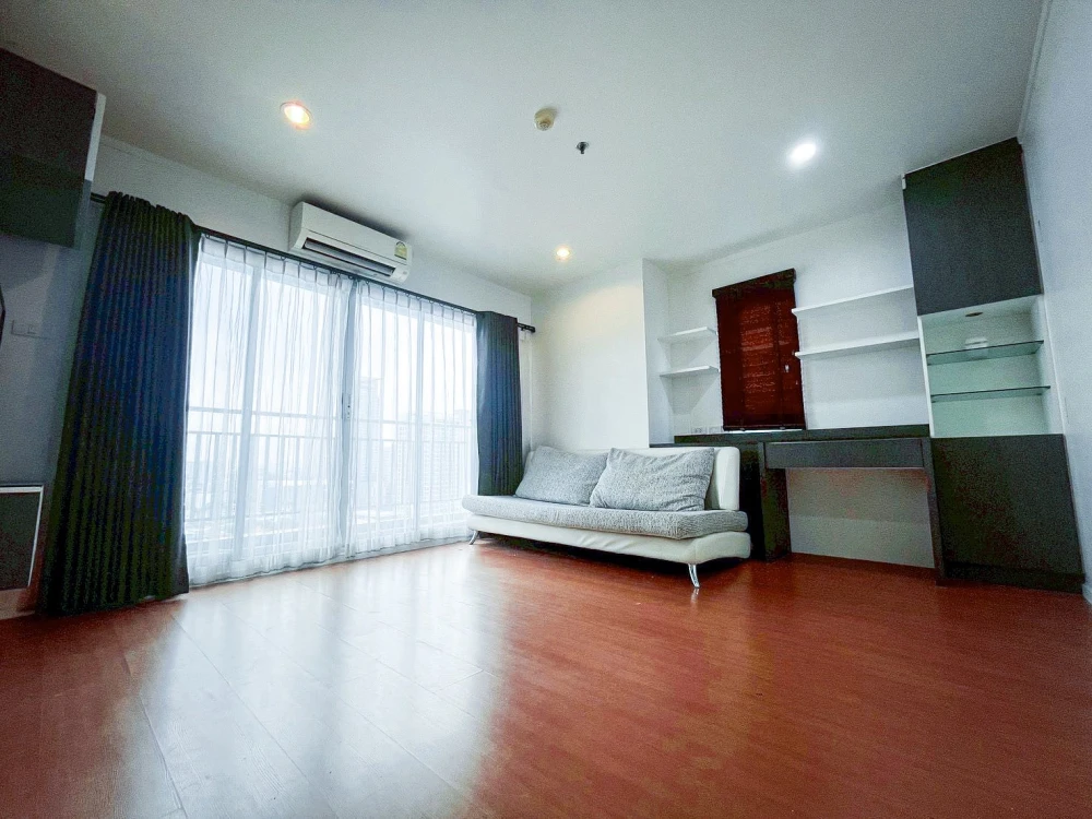 For sale or rent: Lumpini Park Rattanathibet-Ngamwongwan. Spacious room with ample usable space and high-quality built-in furniture. Don't miss out!