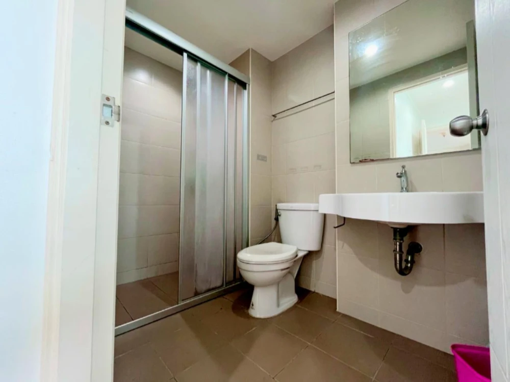 For sale or rent: Lumpini Park Rattanathibet-Ngamwongwan. Spacious room with ample usable space and high-quality built-in furniture. Don't miss out!