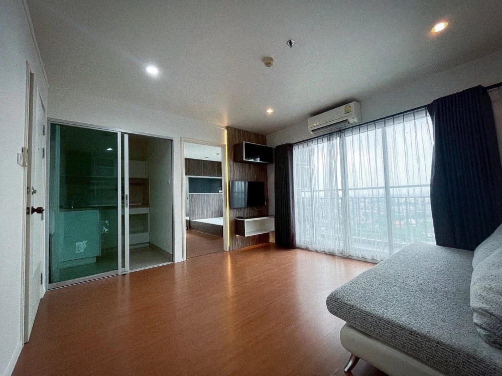 For sale or rent: Lumpini Park Rattanathibet-Ngamwongwan. Spacious room with ample usable space and high-quality built-in furniture. Don't miss out!