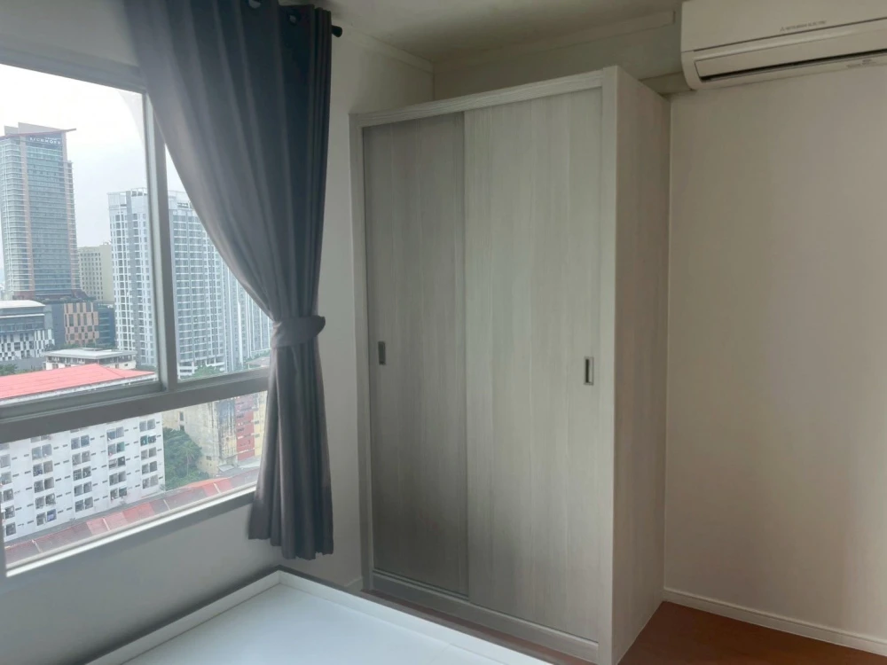 For sale or rent: Lumpini Park Rattanathibet-Ngamwongwan. Spacious room with ample usable space and high-quality built-in furniture. Don't miss out!