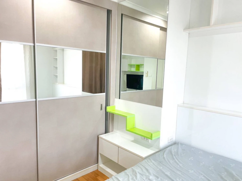 For sale or rent: Lumpini Park Riverside - Rama 3. Corner unit offering privacy, high-quality built-in furniture, and beautiful view. Book now!