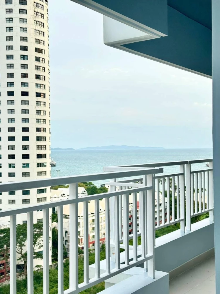 For sale or rent: Lumpini Parkbeach Jomtien, corner room, not crowded, good location, next to the sea, beautiful view, don't miss it.