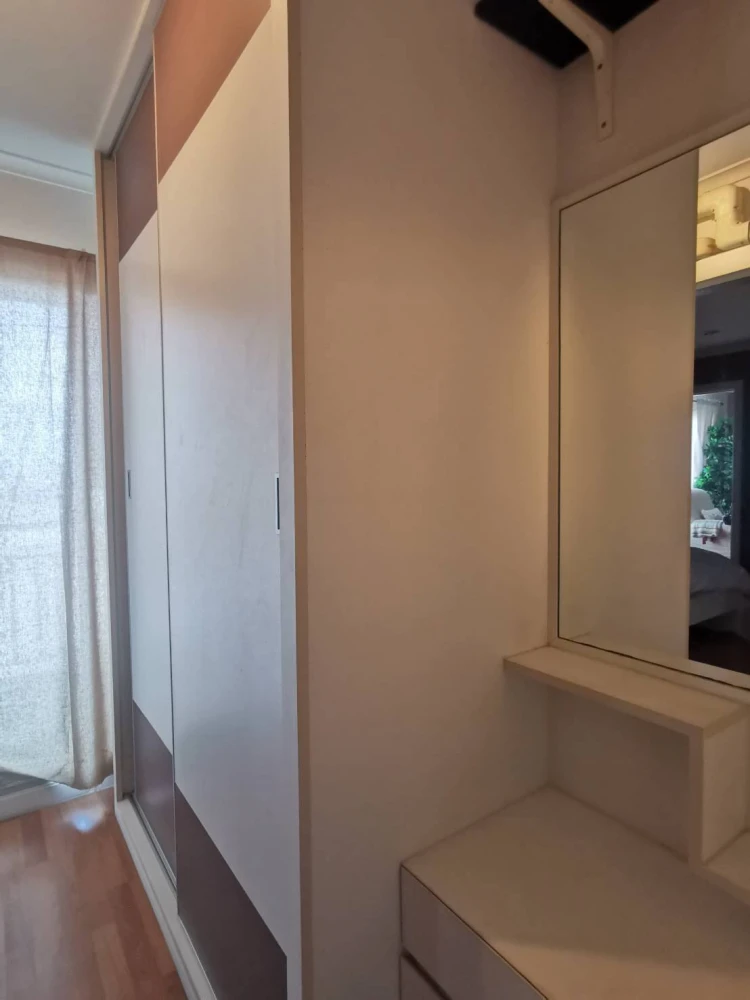 For sale or rent: Lumpini Place Rama 4 – Kluaynamthai. Spacious room with ample living space, fully furnished with appliances. Book now!