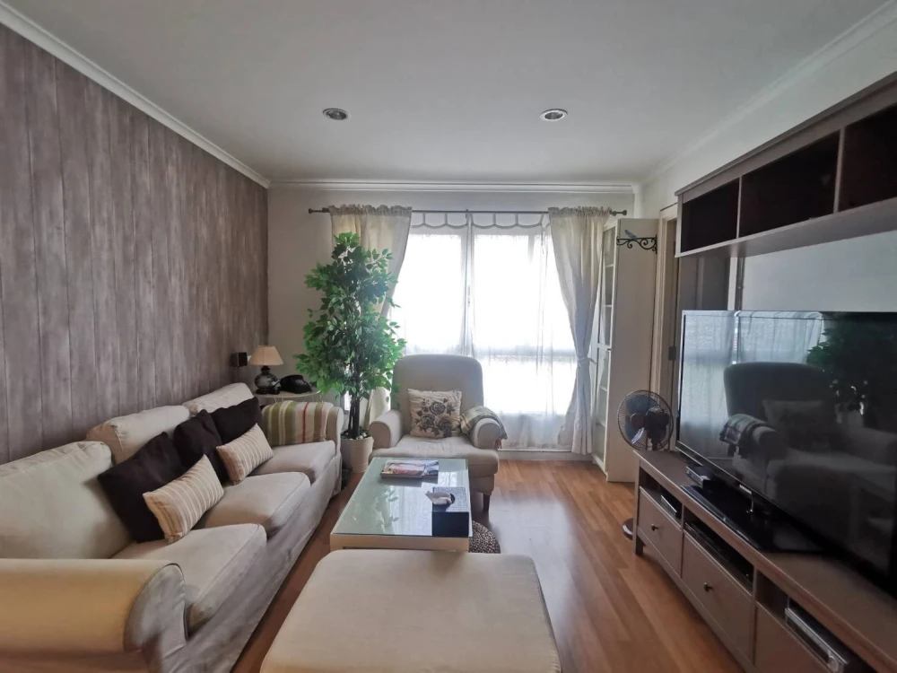 For sale or rent: Lumpini Place Rama 4 – Kluaynamthai. Spacious room with ample living space, fully furnished with appliances. Book now!