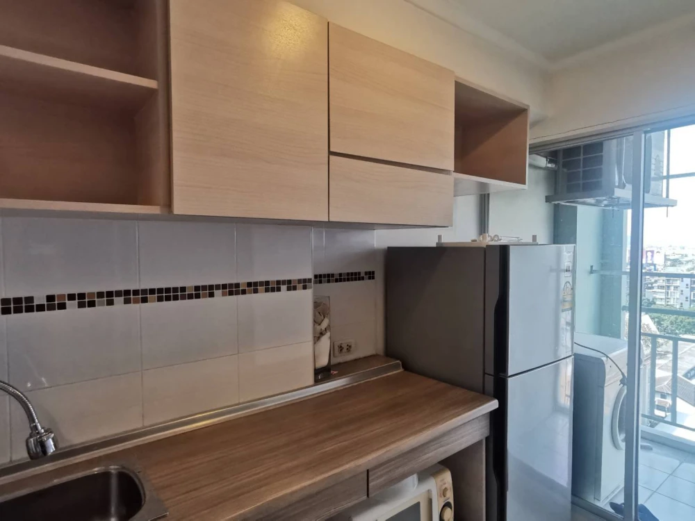 For sale or rent: Lumpini Place Rama 4 – Kluaynamthai. Spacious room with ample living space, fully furnished with appliances. Book now!