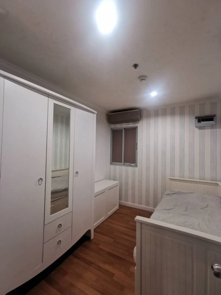 For sale or rent: Lumpini Place Rama 4 – Kluaynamthai. Spacious room with ample living space, fully furnished with appliances. Book now!