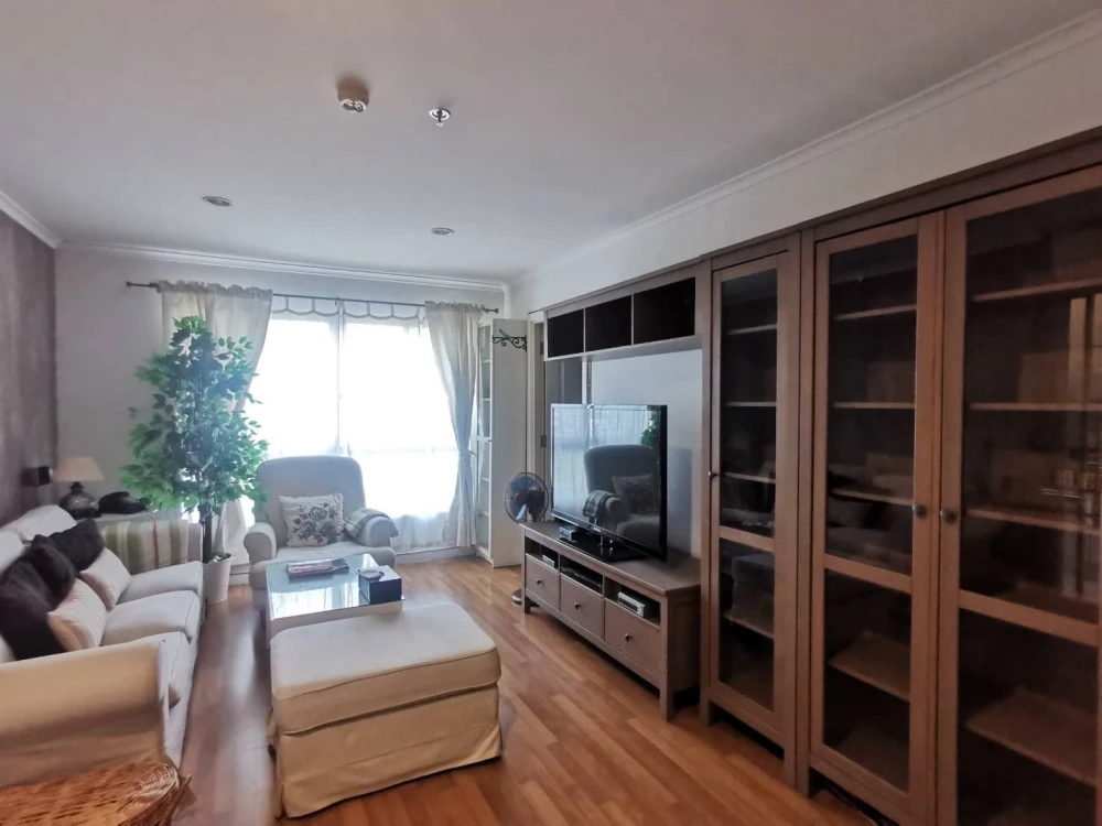 For sale or rent: Lumpini Place Rama 4 – Kluaynamthai. Spacious room with ample living space, fully furnished with appliances. Book now!