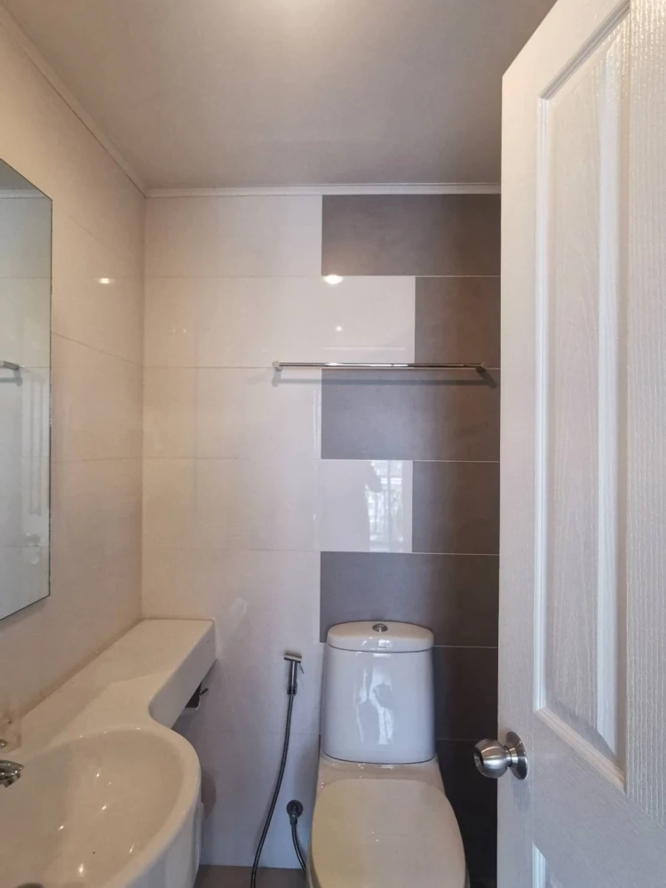 For sale or rent: Lumpini Place Rama 4 – Kluaynamthai. Spacious room with ample living space, fully furnished with appliances. Book now!